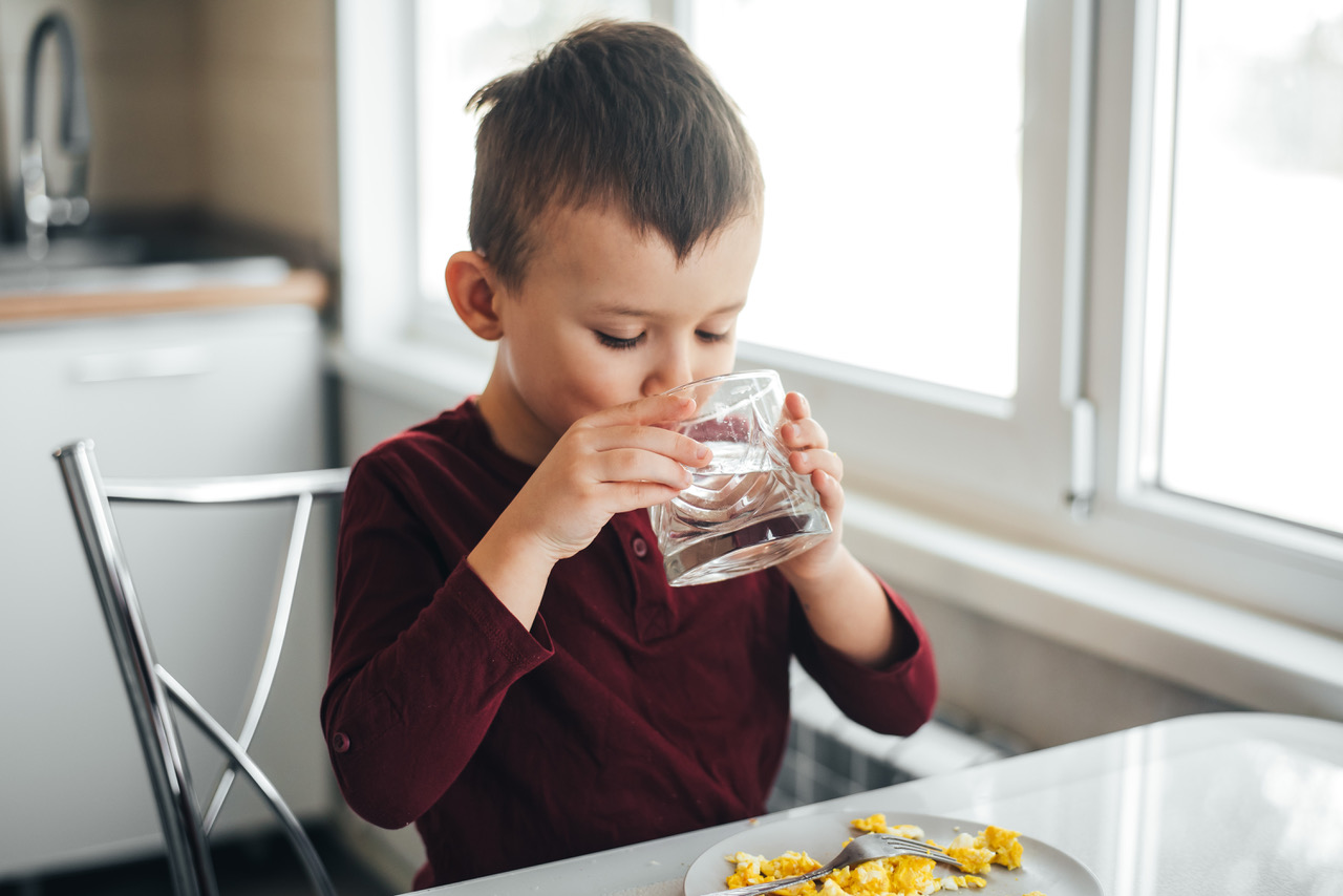 boy drinking with manners 002